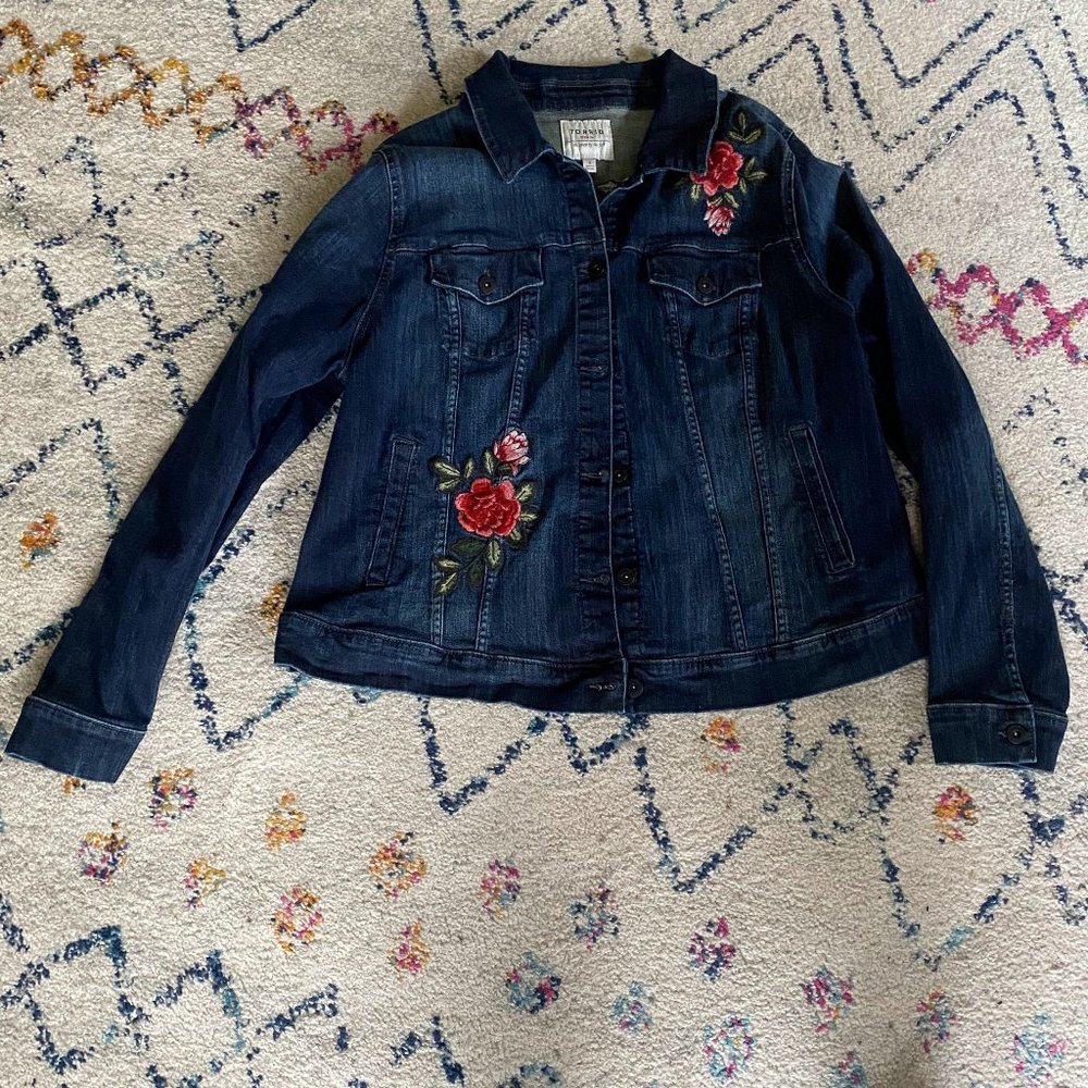 Torrid denim jacket with embroidered flowers - Size 2